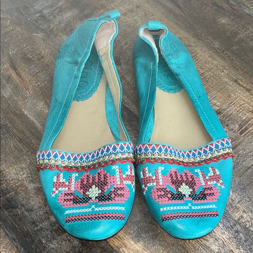 LaTigo Leather Embroidered Flats